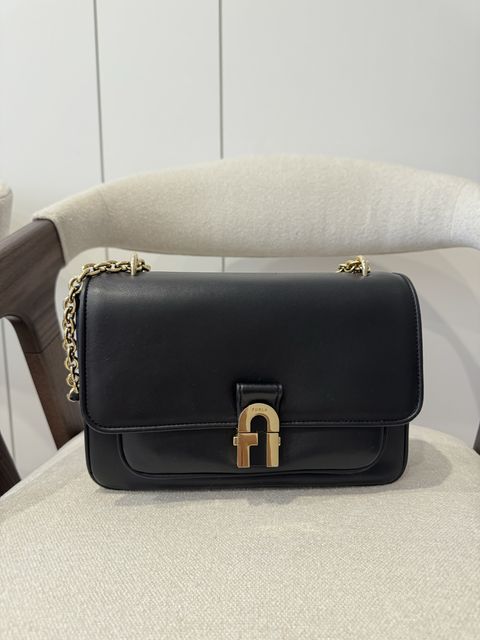 Чорна шкіряна сумка Furla оригінал