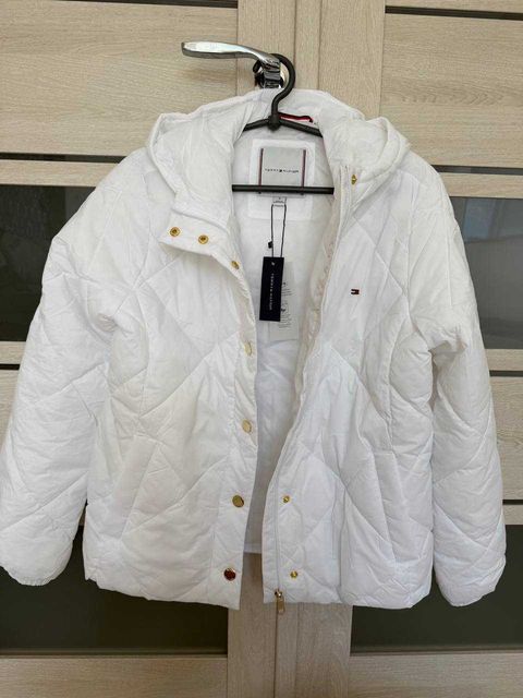 Жіноча біла стьобана куртка Tommy Hilfiger з капюшоном — zdjęcie 4