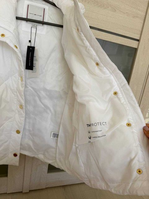 Жіноча біла стьобана куртка Tommy Hilfiger з капюшоном — zdjęcie 5