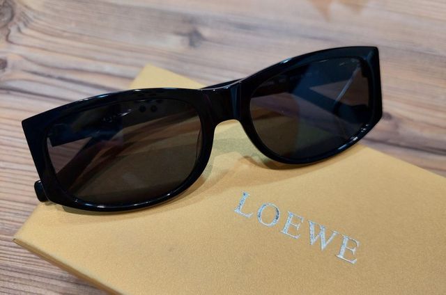 Чорні вузьки сонцезахисні окуляри LW4048 Loewe!