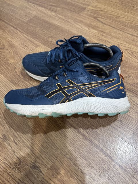 Кросівки Asics.