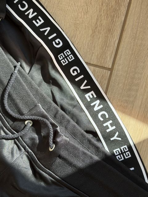 Костюм Givenchy — zdjęcie 4