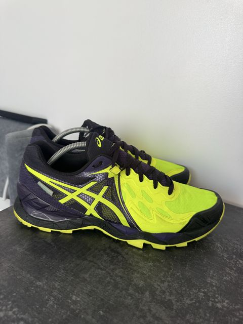 Яскраві бігові кросівки / трейл Asics GEL-FujiTrabuco (розмір 43