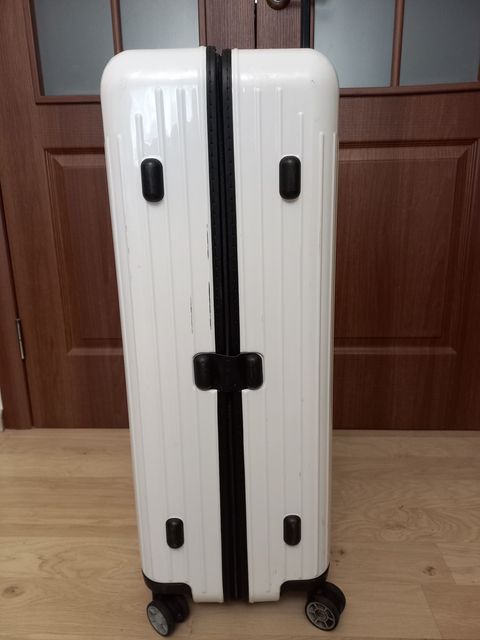 Великий чемодан Rimowa Salsa Air — zdjęcie 4