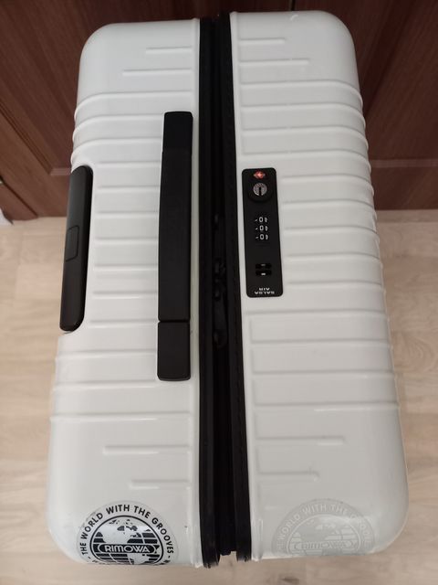 Великий чемодан Rimowa Salsa Air — zdjęcie 5