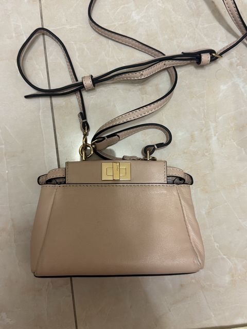 Fendi Кожаная мини-сумка Peekaboo beige фенди