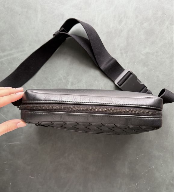 Bottega Veneta Intrecciato Leather Belt Bag Black — zdjęcie 3