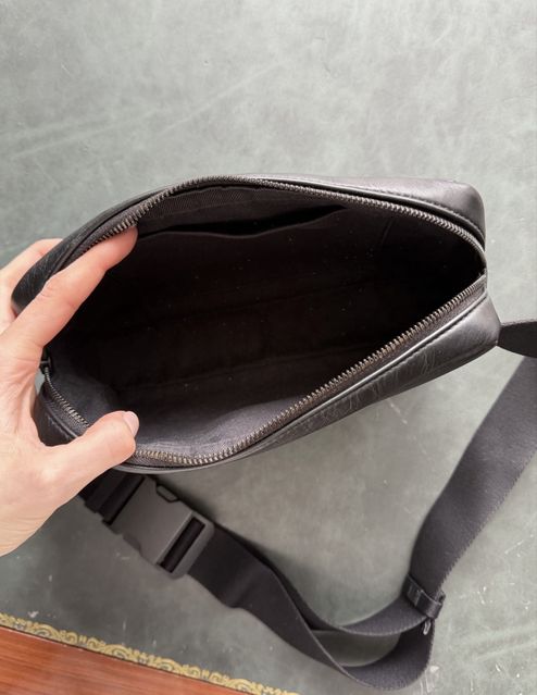Bottega Veneta Intrecciato Leather Belt Bag Black — zdjęcie 5