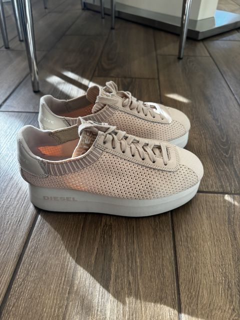 Кросівки Diesel.