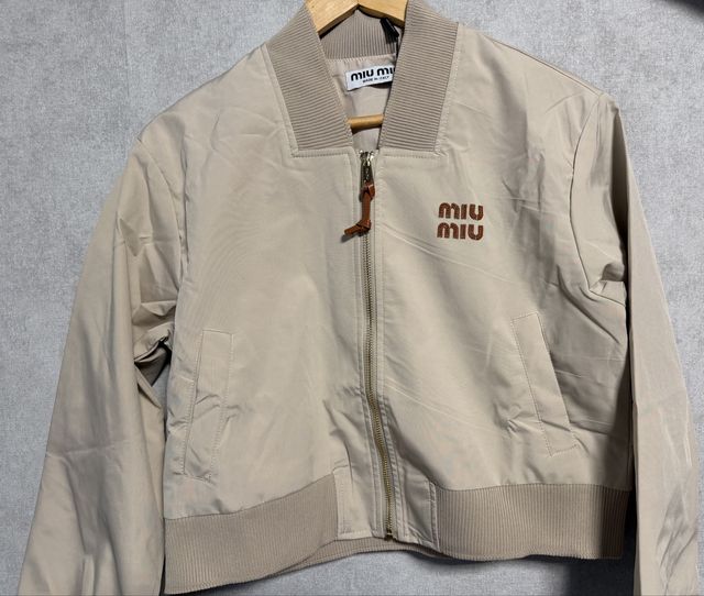Продам женскую ветровку Miu Miu