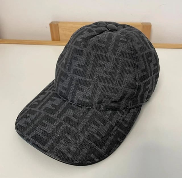 Șapcă FENDI originală mărimea M