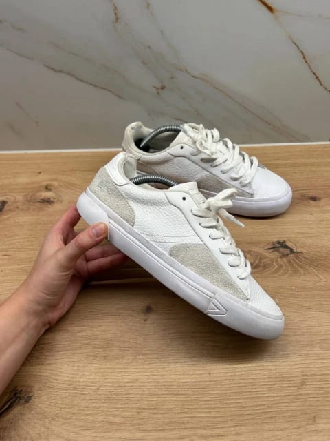 skórzane białe sneakersy lacoste l006 eu36 23 cm