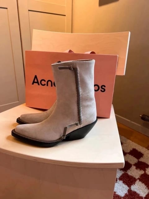 Acne Studios ankelboost i ljus mocka