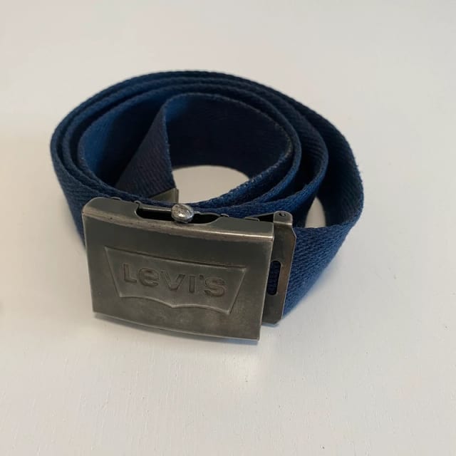 Levi’s Navy Webbing Belt Metal Logo Buckle 108 cm Unisex Streetwear Good Condition