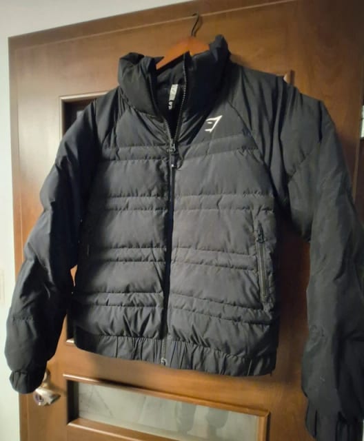 Kurtka ocieplana zimowa gymshark essential puffer jacket czarna rozmiar M )