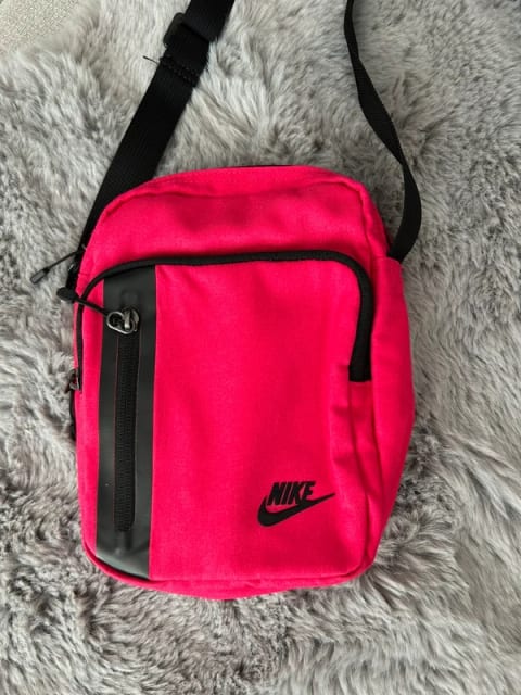 Nike táska. Packetával ne kérd