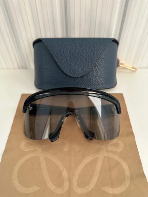 Loewe Mask Oversized Black Unisex Sunglasses LW40034U