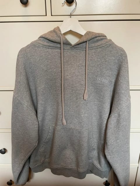 grå Vetements hoodie