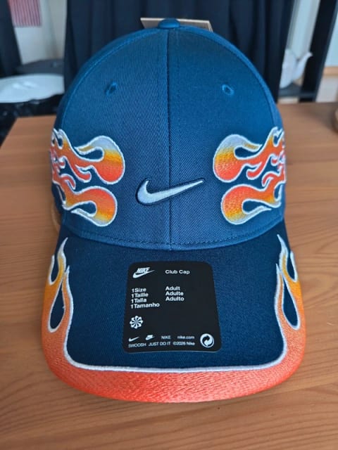 Czapka z daszkiem Nike Club Cap z motywem płomieni