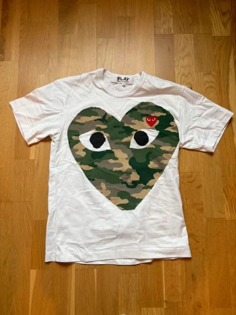 cdg t-shirt med camohjärta