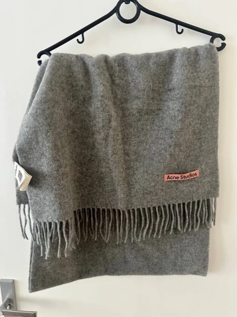 Acne Studios šalikas pilkas