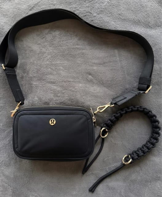 Lululemon Crossbody Camera Bag with Top Handle 2L (Black)