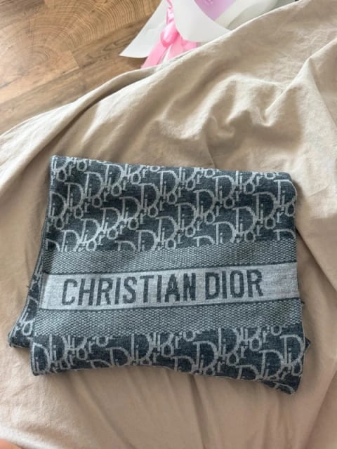 dior šála