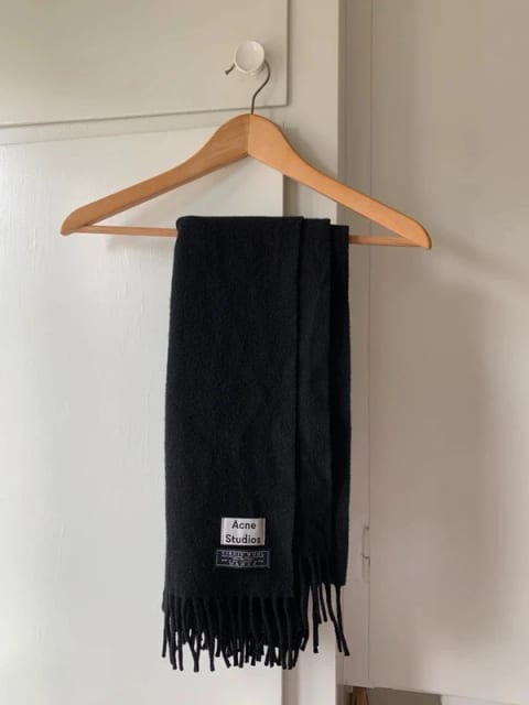 Acne halsduk i ull, svart