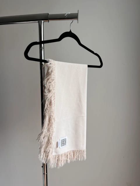Toteme Chusta boho frędzle szal apaszka ecru beżowa
