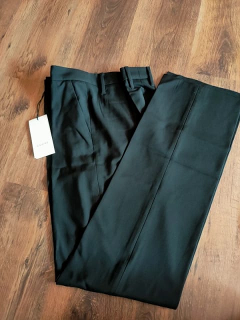 Czarne wełniane spodnie damskie garniturowe na kant Gucci uniform