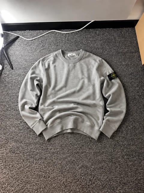 Stone Island szara bluza męska crewneck klasyczna z naszywką na rękawie streetwear