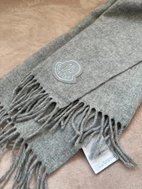 Moncler halstørklæde i grå – ægte med QR-kode