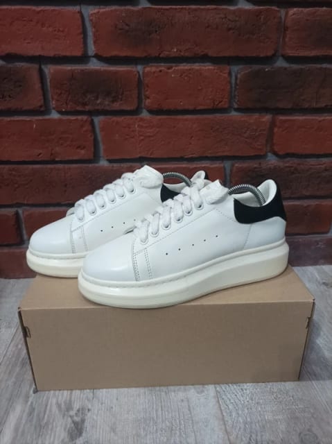 Alexander McQueen Oversized białe sneakersy z czarną piętą rozm. 39