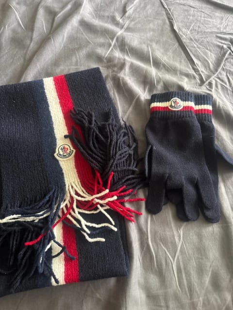 Eladó egyMoncler márkájú sál és kesztyű szett