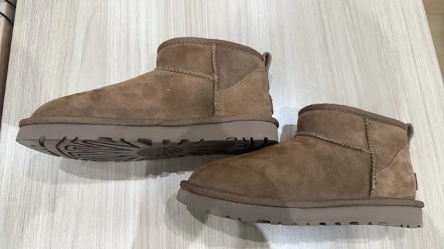 Botki UGG mini kasztanowe z antypoślizgową podeszwą i ciepłym futrem