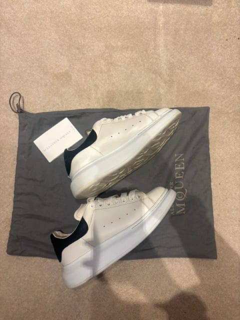 Alexander McQueen sneakersy kremowe z czarnym zapiętkiem, 38