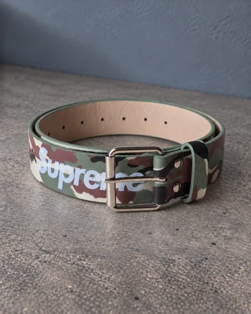 Kamufliažinis diržas su baltu „Supreme“ užrašu