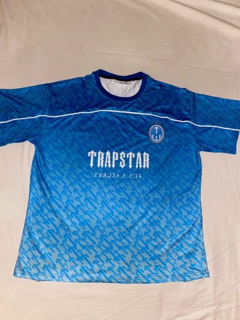 Niebieska koszulka marki Trapstar