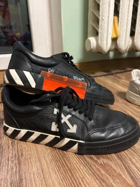 Juodi “Off white” kedai
