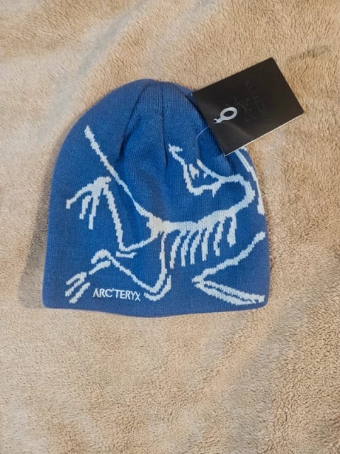 Czapka Arc’teryx beanie niebieska z białym logo