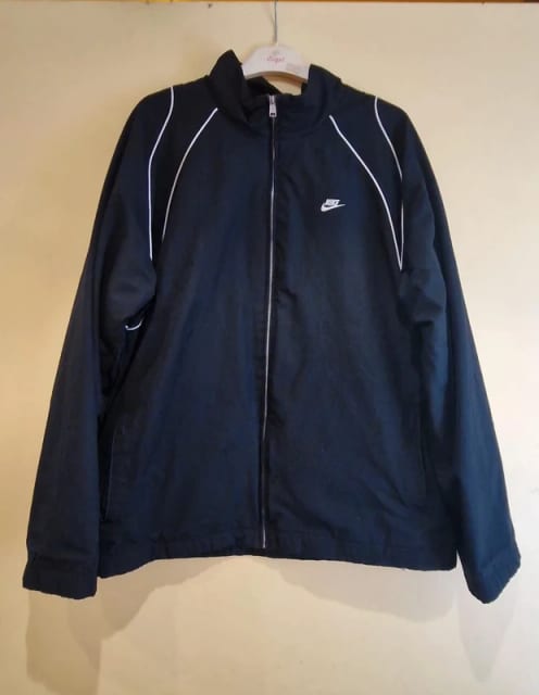 Nike virsjaka ar oderi uz XL.