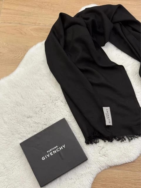 Czarny szalik Givenchy wiskoza