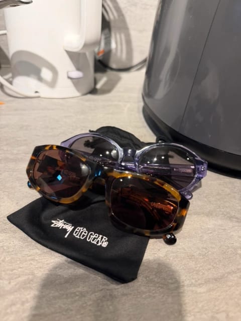 stussy saules akiniai