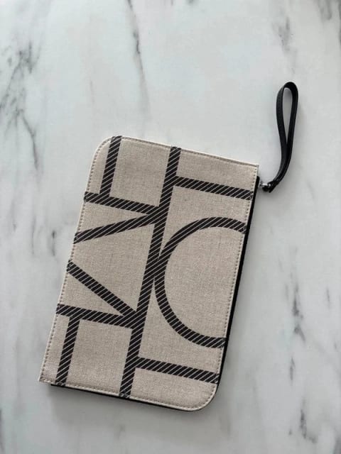 Toteme Monogram Printed Pouch kirjekuorilaukku