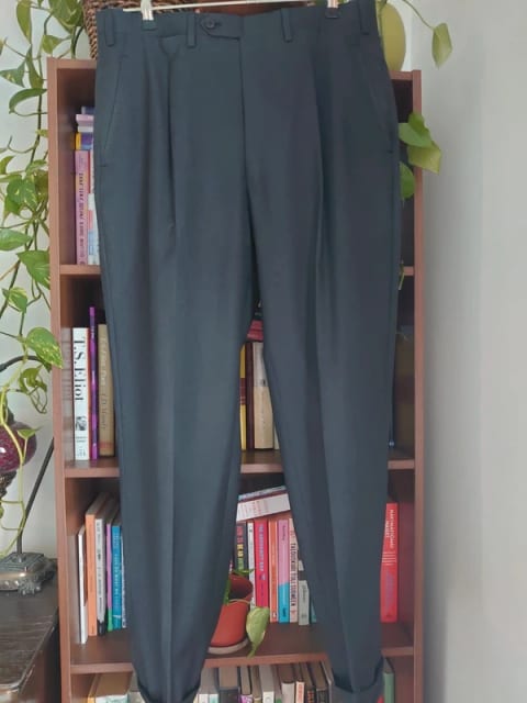 Kiton tummanharmaat housut, koko 48