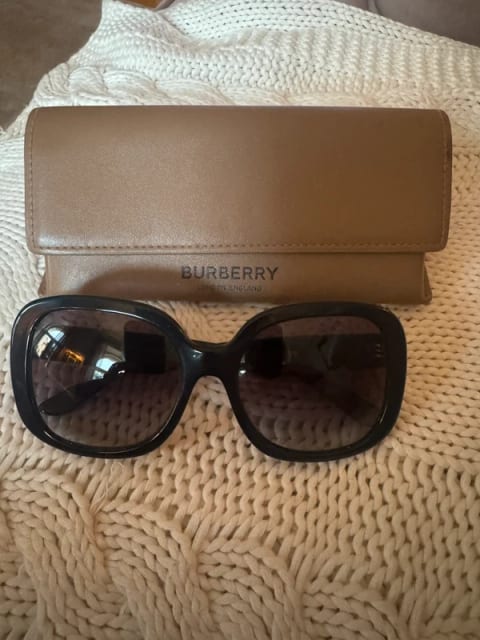 Authentic Burberry BE4259 Sunglasses + Case