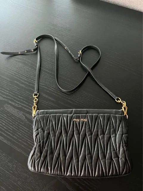Smuk & velholdt Miu Miu Matelassé Crossbody / Skuldertaske i sort læder