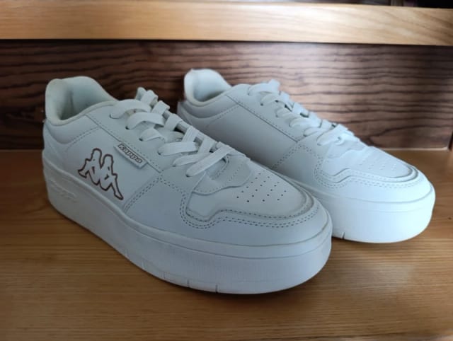Białe sneakersy damskie