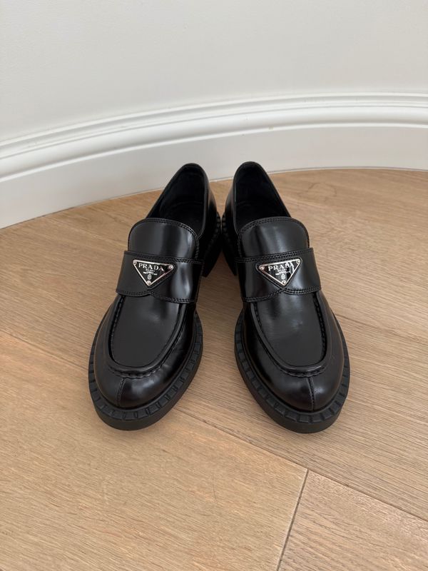 Жіночі туфлі Prada